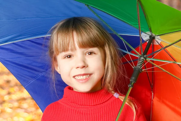 Gelukkig Meisje Met Paraplu Buiten Het Weekend Park — Stockfoto