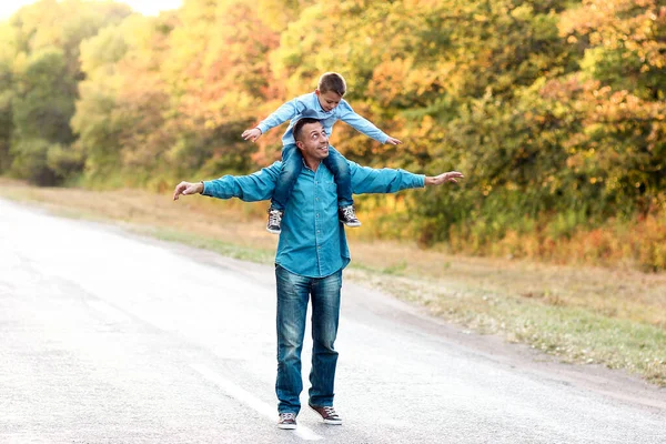 Pai Feliz Com Uma Criança Parque Mãos Natureza Viajar Longo — Fotografia de Stock
