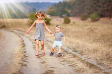 Parkta gezen mutlu çocuk.