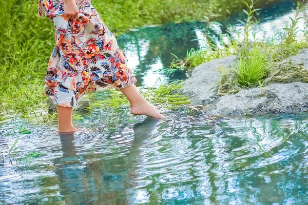 Ноги Счастливой Девушки Природе Выходные Парке Путешествия — стоковое фото