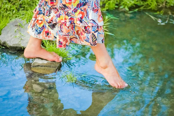 Nohy Šťastné Dívky Přírodě Víkend Parku Cestování — Stock fotografie