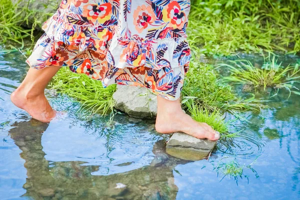 Fötter Lycklig Flicka Natur Helg Park Resor — Stockfoto