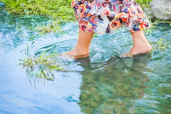 Füße Eines Glücklichen Mädchens Naturwochenende Park — Stockfoto