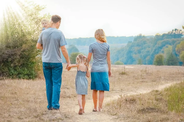 Lycklig Familj Naturen Barn Vilar Med Vägen Bakgrund — Stockfoto