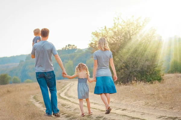 Lycklig Familj Naturen Barn Vilar Med Vägen Bakgrund — Stockfoto