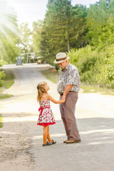 Happy Kakek Dengan Cucunya Alam Taman Pergi Sepanjang Jalan Perjalanan — Stok Foto