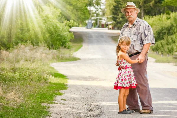 Happy Grandfather His Granddaughter Nature Park Road Travel — Stock Photo, Image