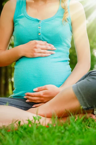 Lycklig Gravid Kvinna Med Kille Park Naturen Bakgrund — Stockfoto