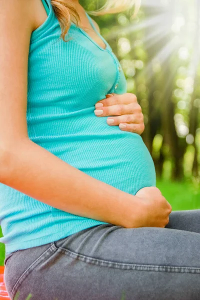 Mujer Embarazada Feliz Con Chico Parque Fondo Naturaleza —  Fotos de Stock