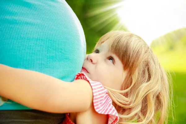 Mujer Embarazada Feliz Con Bebé Naturaleza Parque — Foto de Stock