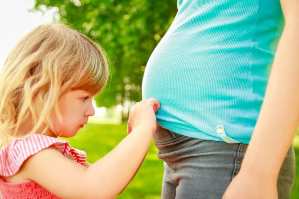 Parkta Bebeği Olan Mutlu Hamile Bir Kadın — Stok fotoğraf
