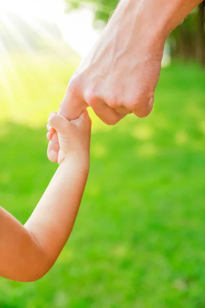 Ręce Szczęśliwi Rodzice Dziecko Świeżym Powietrzu Parku — Zdjęcie stockowe