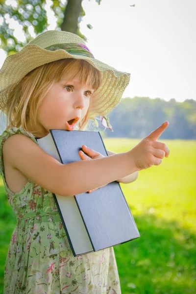 Szczęśliwe Dziecko Książką Naturze Biblii Parku — Zdjęcie stockowe