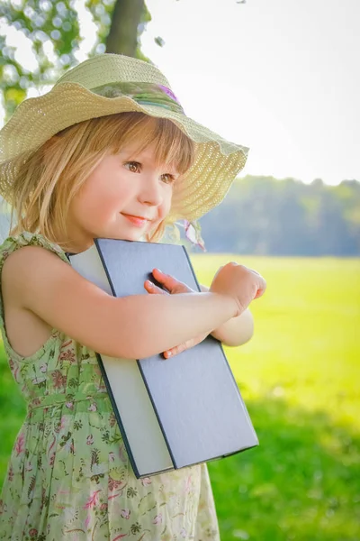 Счастливый Ребенок Книгой Природе Библии Парке — стоковое фото
