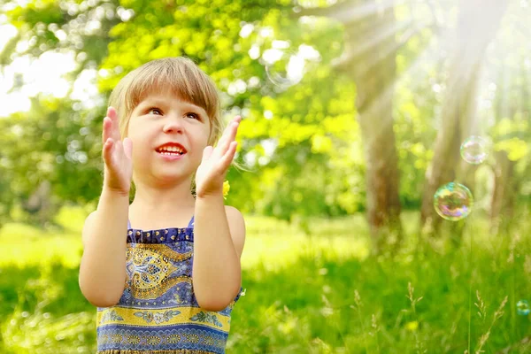 Fröhliches Kind Hat Spaß Beim Spielen Naturpark — Stockfoto