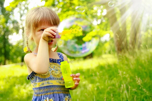Criança Feliz Divertindo Brincando Parque Natureza — Fotografia de Stock