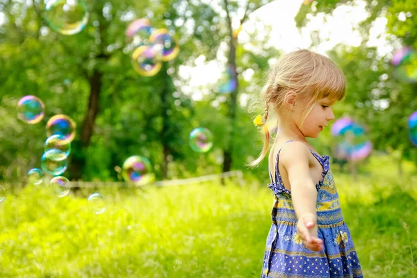Gelukkig Kind Heeft Plezier Spelen Het Natuurpark — Stockfoto