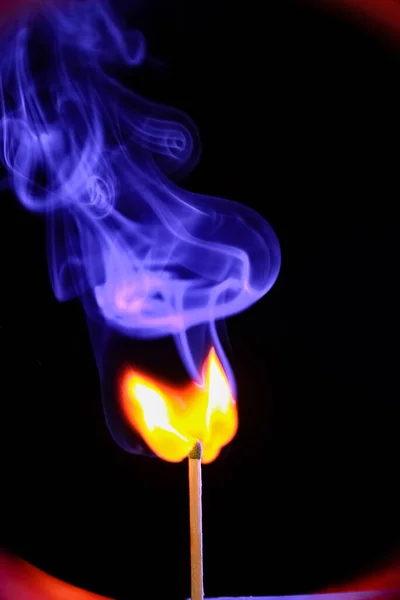 Brennendes Streichholz Mit Rauch Auf Schwarzem Hintergrund — Stockfoto