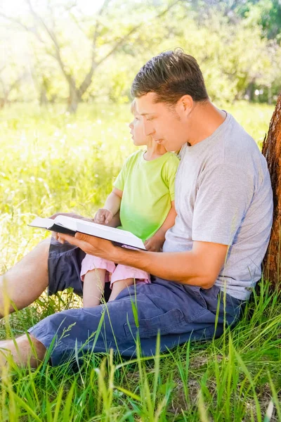 Szczęśliwy Ojciec Dzieckiem Czytającym Książkę Naturze Biblii — Zdjęcie stockowe