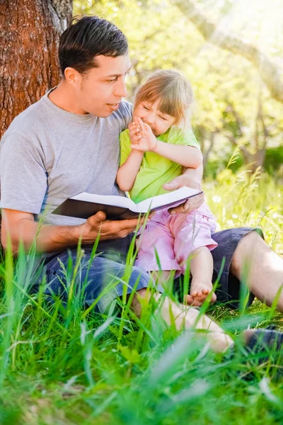 Mutlu Bir Baba Çocuk Ncil Doğası Üzerine Bir Kitap Okuyor — Stok fotoğraf