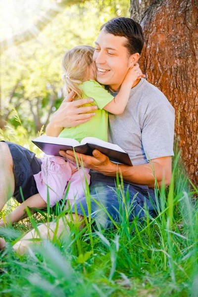 Pai Feliz Com Uma Criança Lendo Livro Sobre Natureza Bíblia — Fotografia de Stock