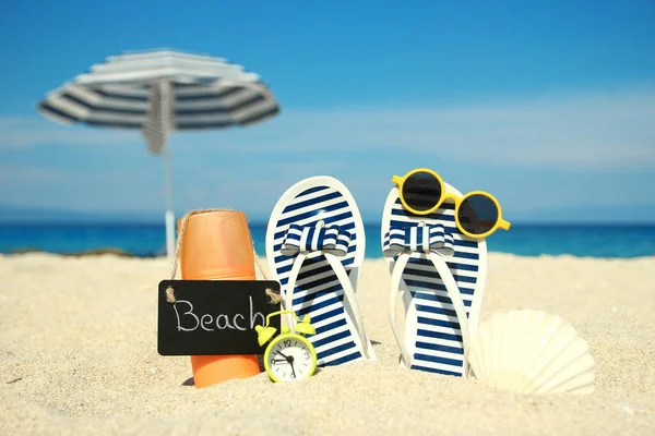 Spiaggia Estate Banner Sfondo Vacanza Infradito Cappello Con Tavola Palla — Foto Stock
