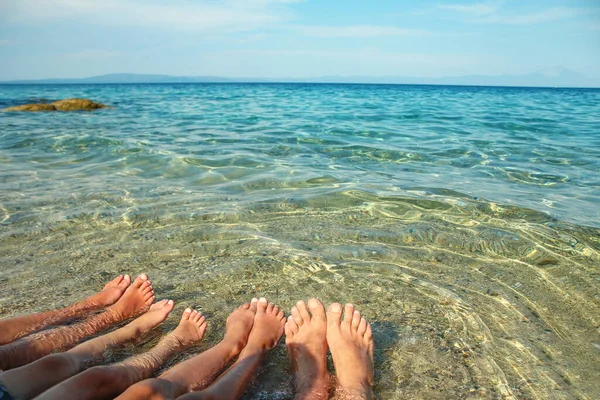 海のそばの砂の上の美しい足 — ストック写真