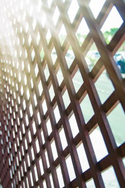 Park arka planında doğa üzerine ahşap çit