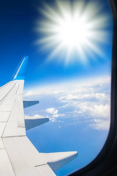 天空背景中的带着飞机的地球和云彩 — 图库照片