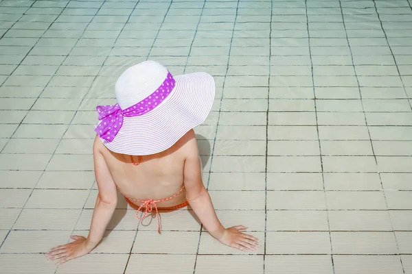 Havuzun Kenarında Şapkalı Mutlu Kız — Stok fotoğraf
