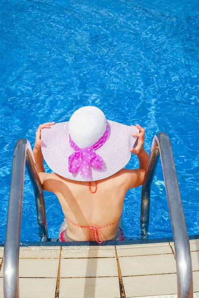 Havuzun Kenarında Şapkalı Mutlu Kız — Stok fotoğraf