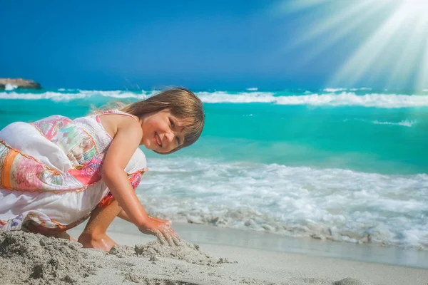Glückliches Kind Das Draußen Meer Spielt — Stockfoto