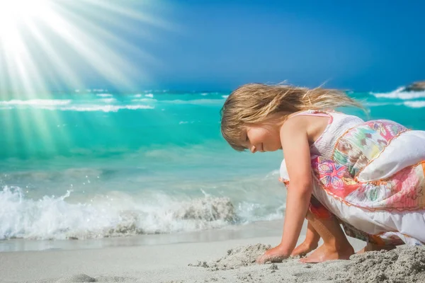 Szczęśliwy Dziecko Bawiące Się Nad Morzem Zewnątrz — Zdjęcie stockowe