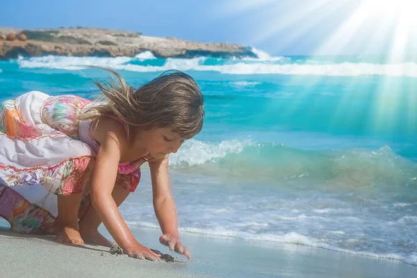 Χαρούμενο Παιδί Παίζει Δίπλα Στη Θάλασσα Εξωτερικούς Χώρους — Φωτογραφία Αρχείου