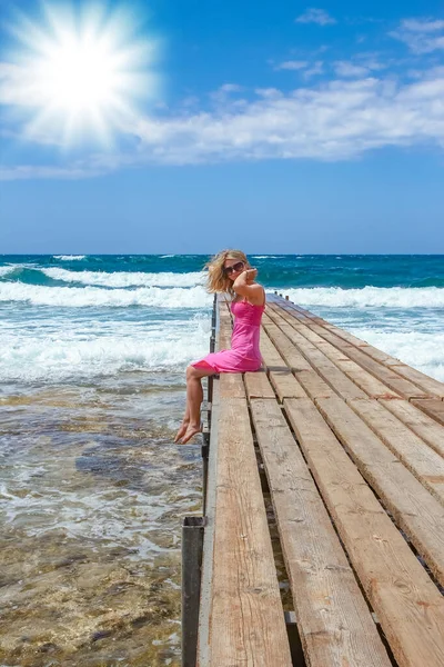 Vacker Flicka Piren Havet Stranden — Stockfoto