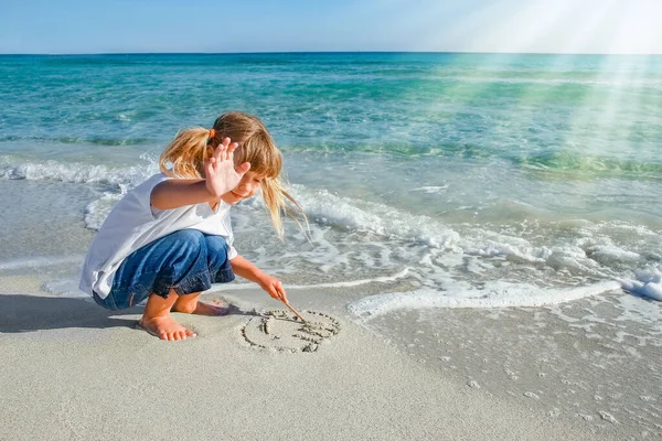Χαρούμενο Παιδί Δίπλα Στη Θάλασσα Στην Ύπαιθρο — Φωτογραφία Αρχείου