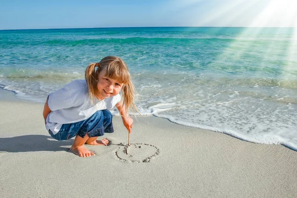 Anak Bahagia Oleh Laut Udara Terbuka — Stok Foto
