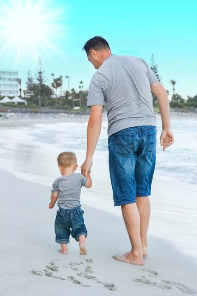 Glückliche Eltern Mit Kind Meer Der Frischen Luft — Stockfoto