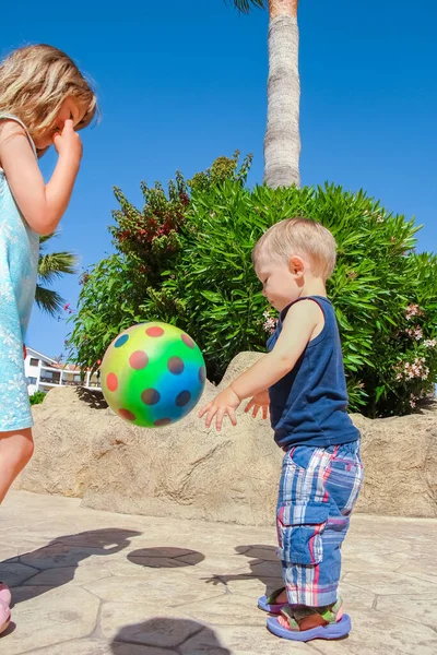 Criança Feliz Com Uma Bola Jogando Natureza Parque — Fotografia de Stock