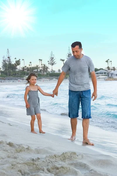 Gelukkig Ouder Met Een Kind Aan Zee Open Lucht — Stockfoto