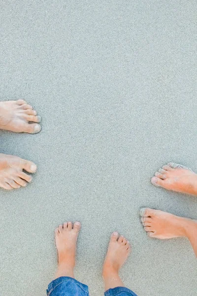 Kumun Üzerinde Güzel Bacaklar Deniz Kenarında Doğa Arka Planında — Stok fotoğraf