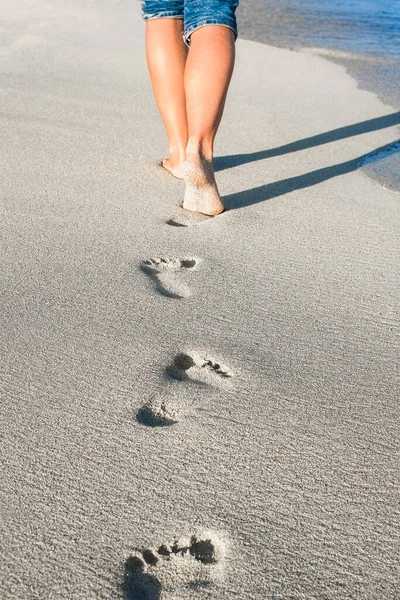 Schöne Spuren Mit Füßen Meer Auf Naturhintergrund — Stockfoto