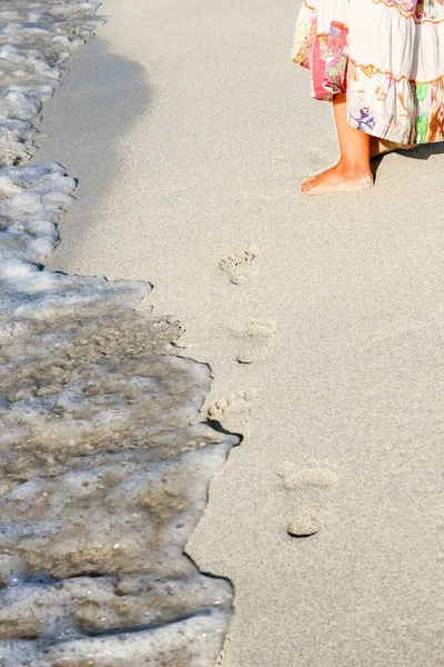Schöne Fußabdrücke Mit Füßen Auf Dem Sandhintergrund — Stockfoto