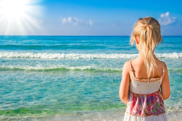 Criança Feliz Brincando Pelo Mar Livre — Fotografia de Stock