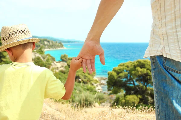 Ruce Šťastných Rodičů Dětí Moři Cestovním Pozadí Řečtině — Stock fotografie