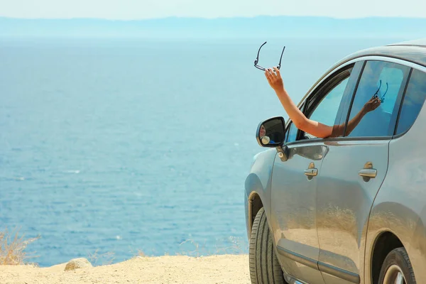 Boldog Lány Autóval Tengeren Görögország Háttér — Stock Fotó