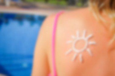 Doğada havuzun kenarında, üzerinde güneş olan odaksız mutlu bir kız.