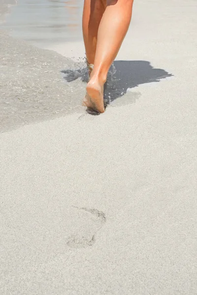 Belle Impronte Nella Sabbia Vicino Mare Sullo Sfondo Della Natura — Foto Stock