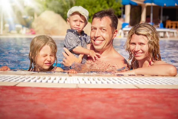 Glückliche Familie Spielt Pool Der Natur Meer — Stockfoto
