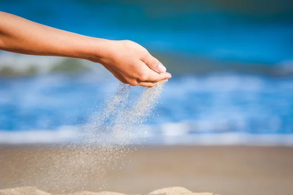 Beautiful Hand Throws Sand Relax Sea Weekend Travel — Stock Photo, Image